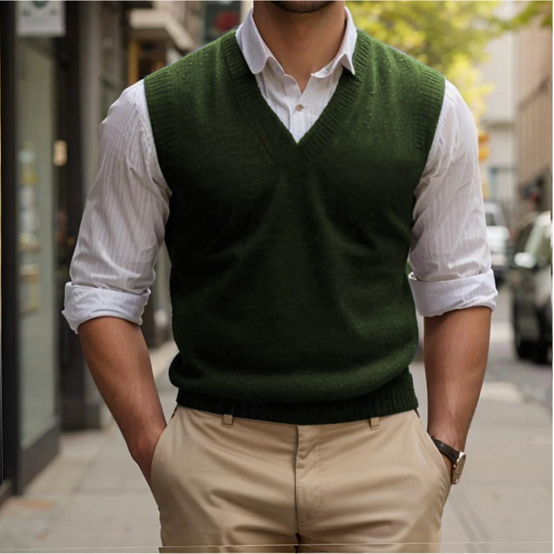 Pull sans manches homme col V ajusté, style vintage, couleur rouge, parfait avec chemise ou t-shirt, élégant et intemporel.
