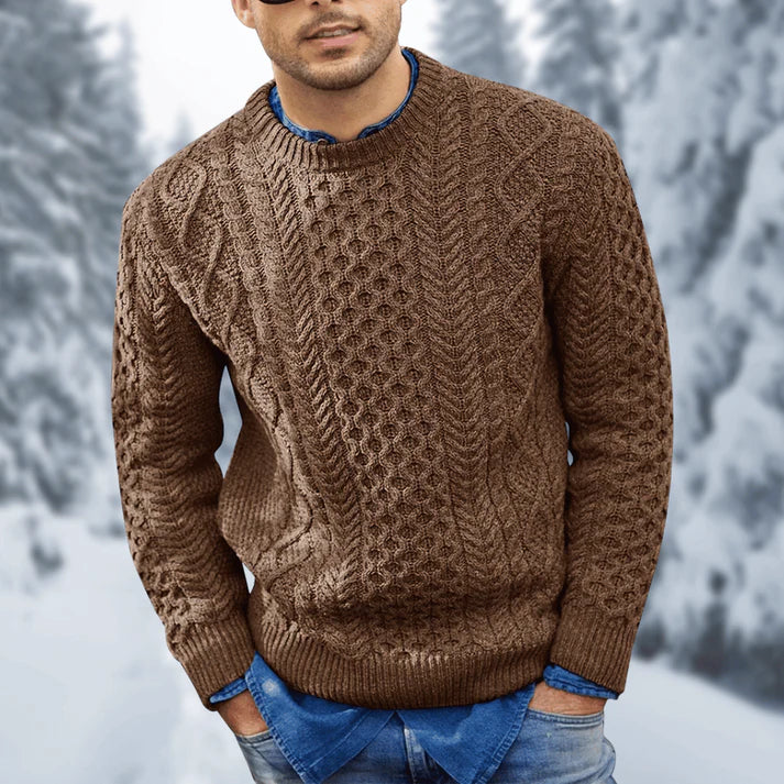 Détail du motif torsadé d'un pull homme chaud et confortable. Idéal pour un look masculin élégant en hiver.