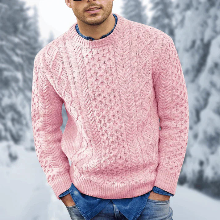 Pull torsadé homme bleu marine, élégant et chaud, porté. Parfait pour un style classique confortable en hiver.