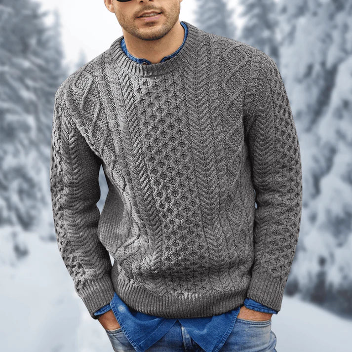 Pull d'hiver homme chaud et douillet, avec motif torsadé classique. Confort et élégance pour la saison froide.