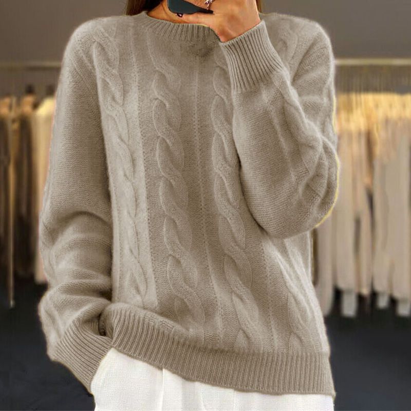 Pull torsadé chic femme, coupe élégante. Tricot doux pour un confort optimal en saison froide.