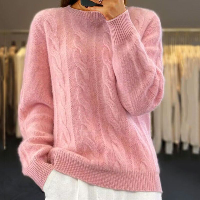 Élégant pull torsadé femme, tricot doux, un vêtement chic pour la mode automne-hiver.