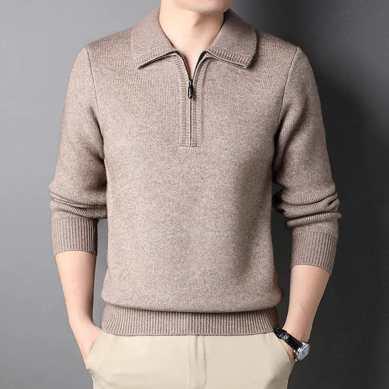 Pull tricoté homme avec demi-zip et col montant, texture douce et chaude. Vêtement masculin élégant.