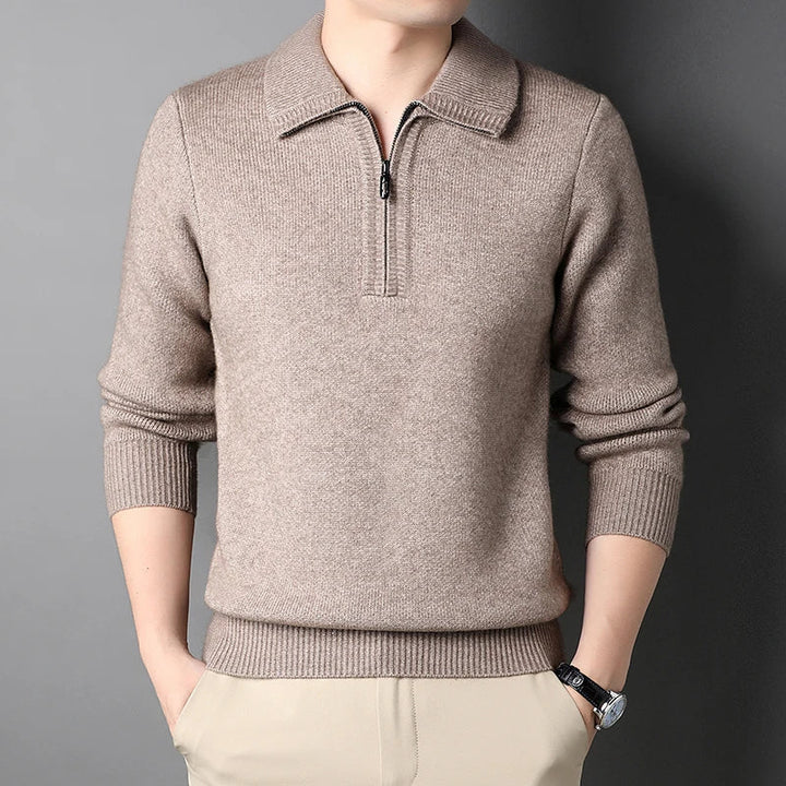 Pull tricoté homme avec demi-zip et col montant, texture douce et chaude. Vêtement masculin élégant.