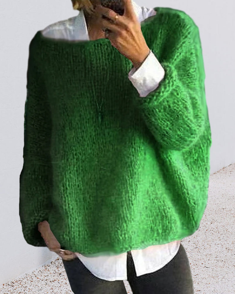 Pull femme tricoté rose, chic et décontracté, avec épaules dénudées.