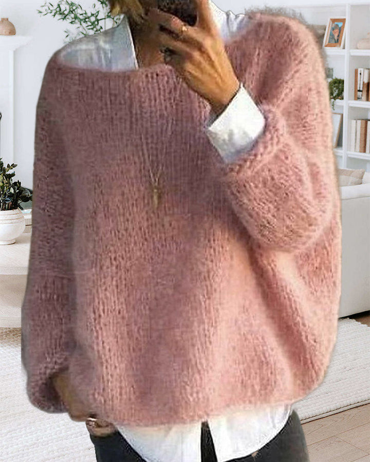 Pull gris tricoté femme, épaules dénudées, style chic décontracté.