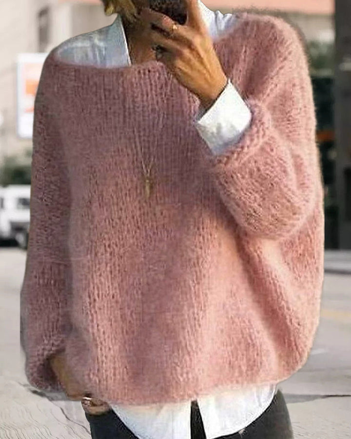 Pull femme tricoté rose, élégant et décontracté, avec épaules dénudées.
