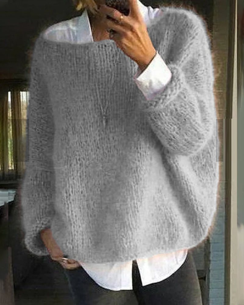 Chic pull femme à épaules dénudées, tricoté gris, pour un look automne hiver.