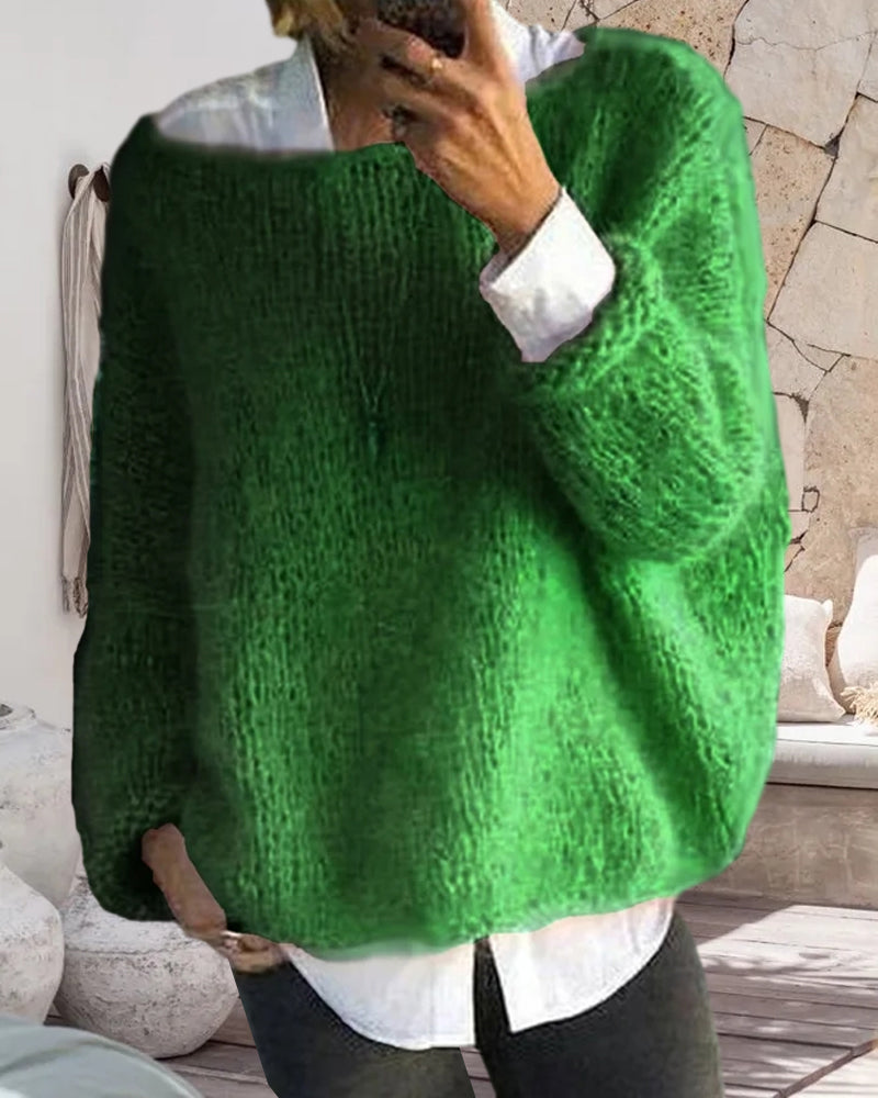 Élégant pull vert tricoté pour femme, épaules dénudées, collection automne.