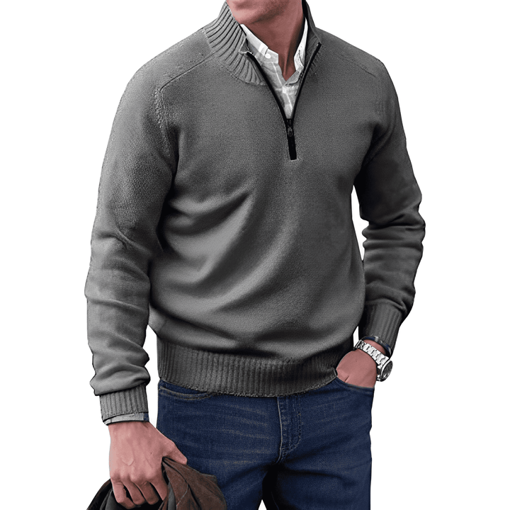 Chandail zippé homme moderne, col montant. Idéal pour un look décontracté chic, alliant confort et élégance urbaine.