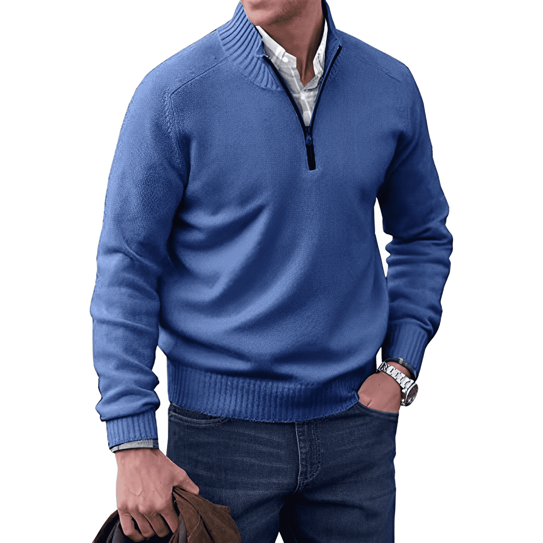 Détail du pull homme zippé avec col montant. Un vêtement polyvalent et élégant pour un confort optimal en hiver.