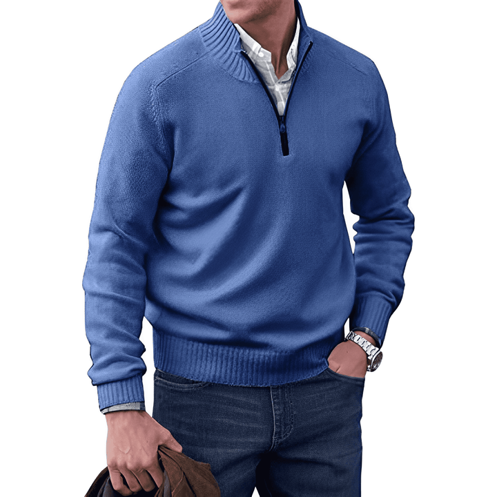 Détail du pull homme zippé avec col montant. Un vêtement polyvalent et élégant pour un confort optimal en hiver.