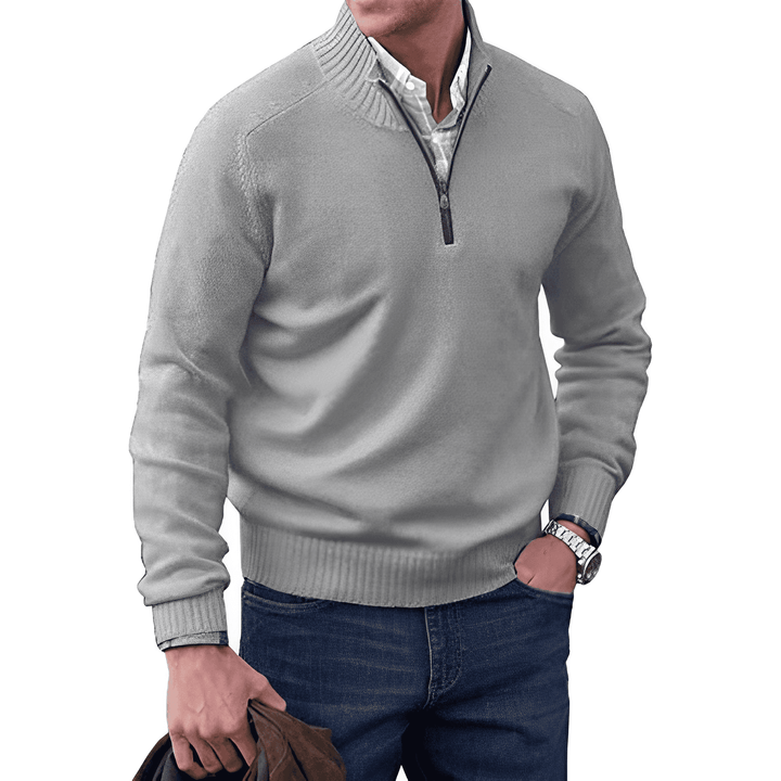Ce pull zippé homme associe confort et élégance. Col montant moderne, idéal pour un look décontracté chic hivernal.