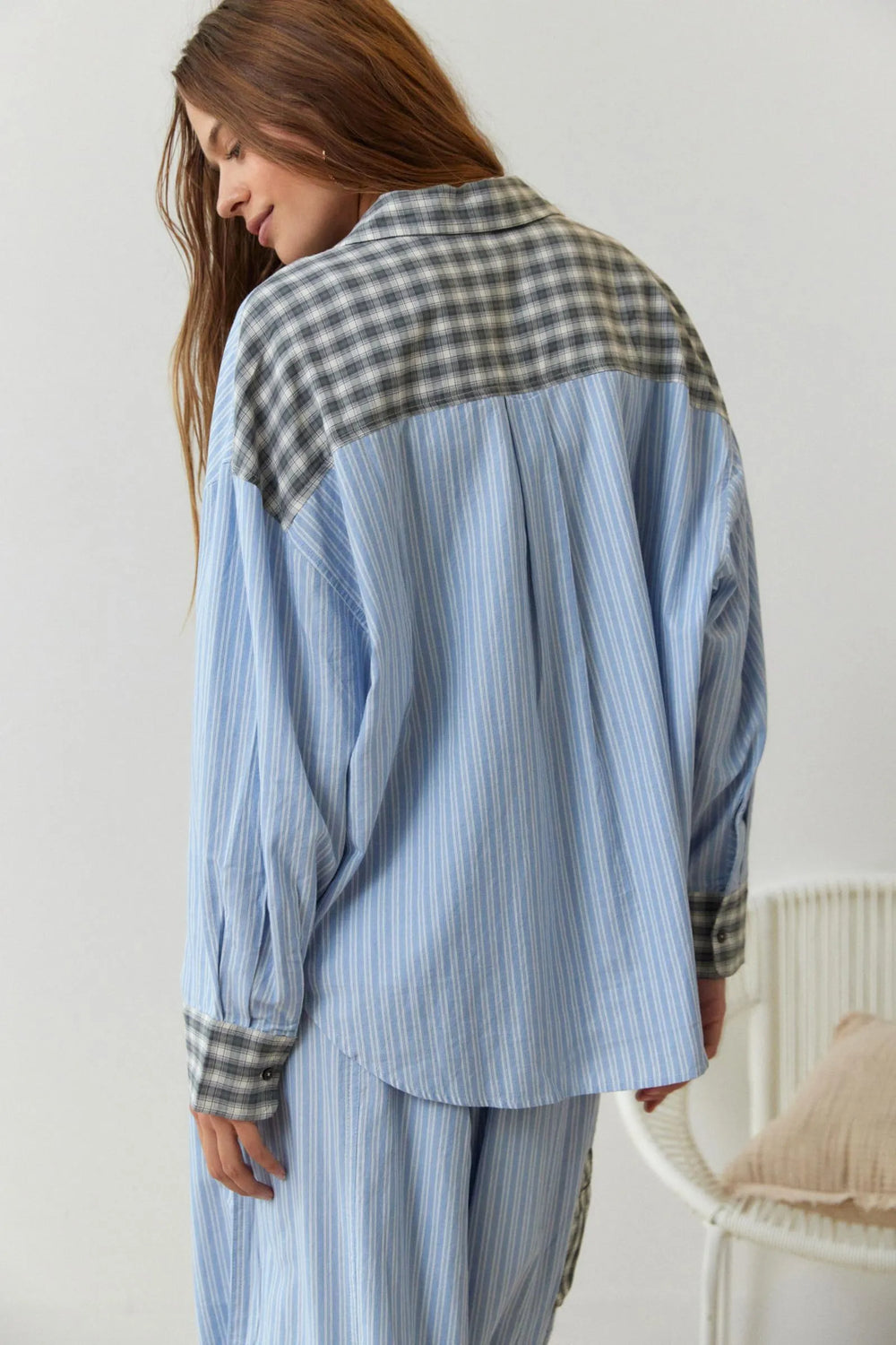 Ensemble nuit femme décontracté en coton doux. Parfait comme loungewear confortable à la maison.