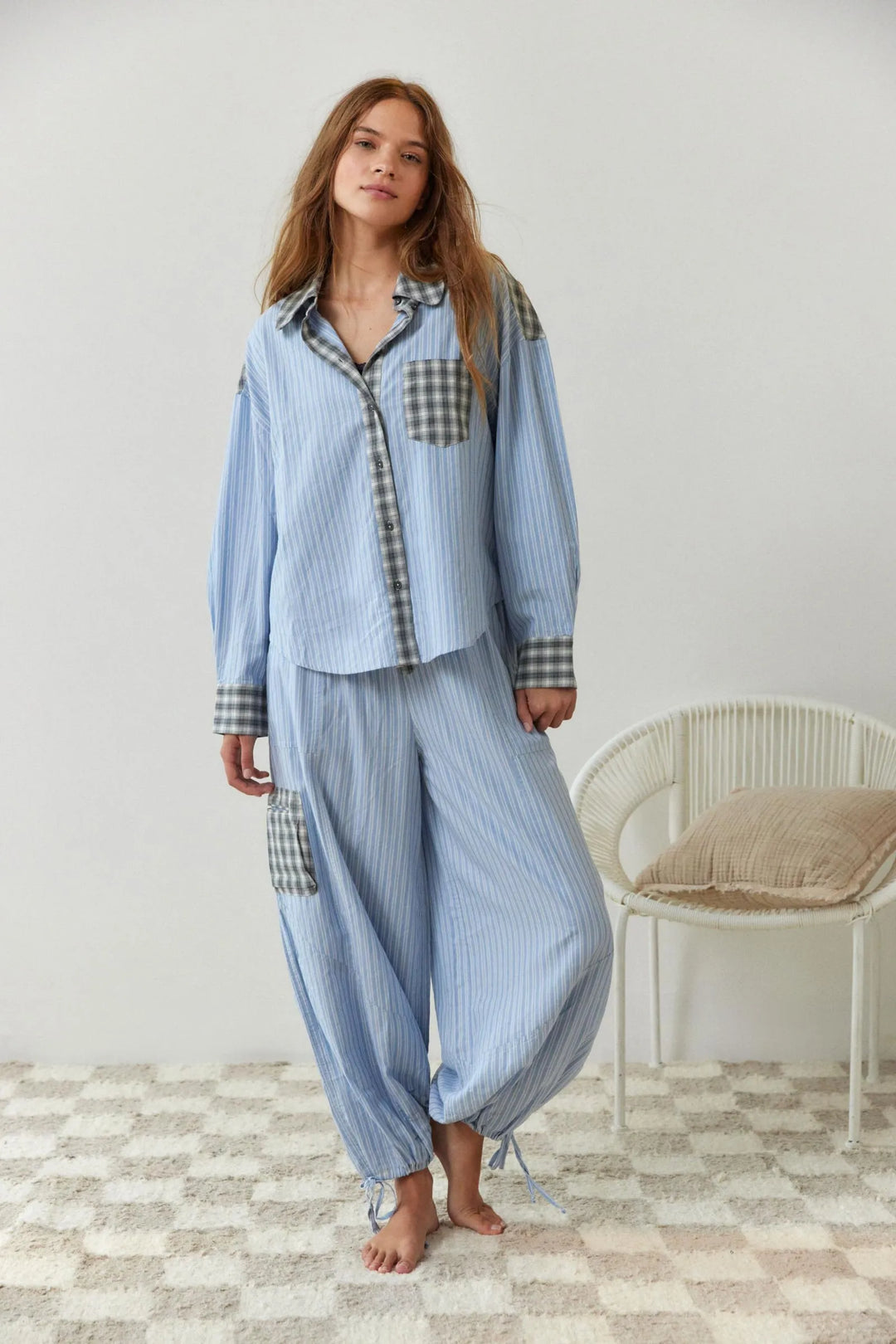Pyjama élégant pour femme, 2 pièces en coton ultra doux. Tenue détente idéale pour le confort.
