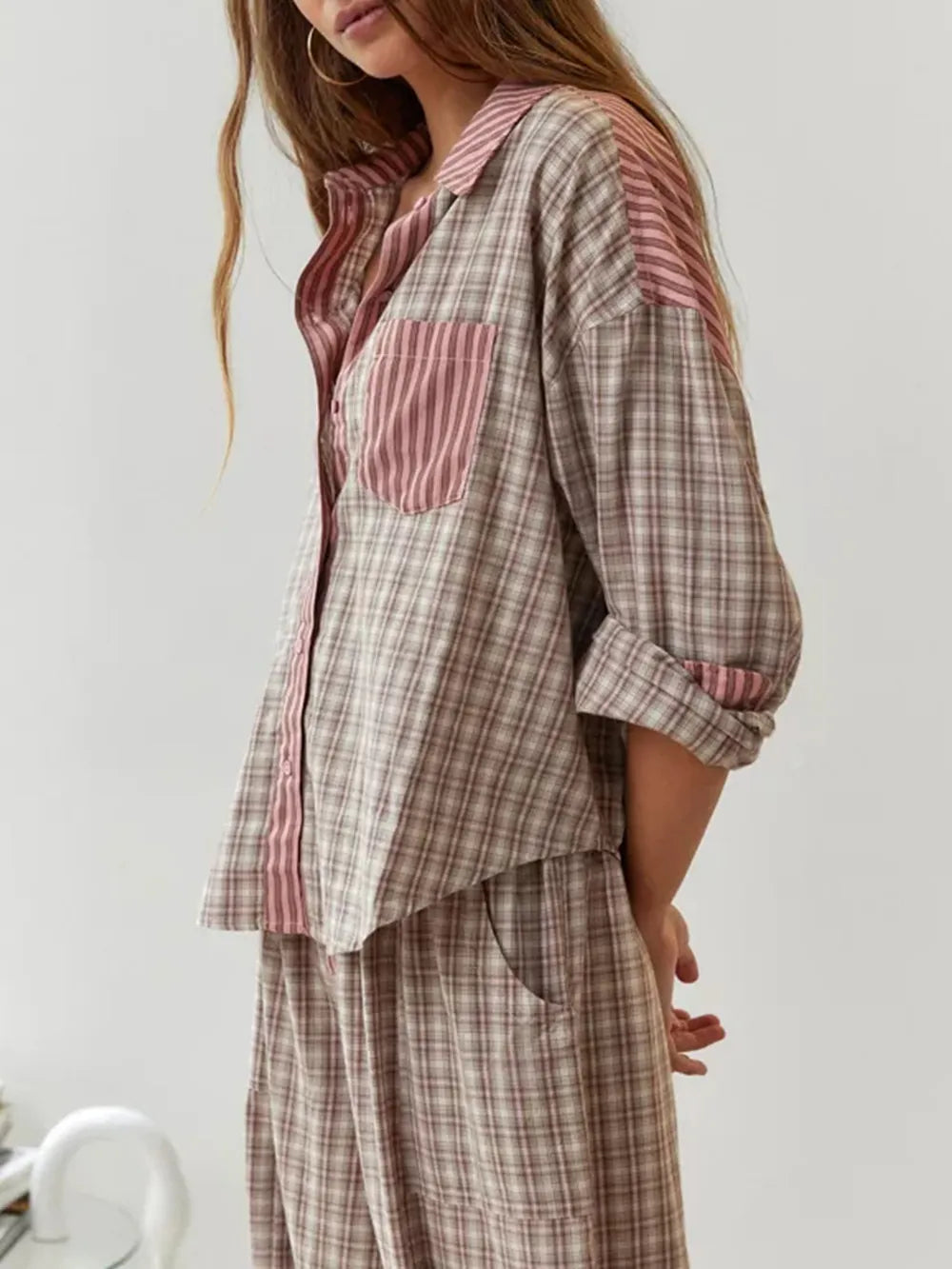 Femme souriante portant un pyjama 2 pièces en coton doux. Confort maison et style décontracté garantis.