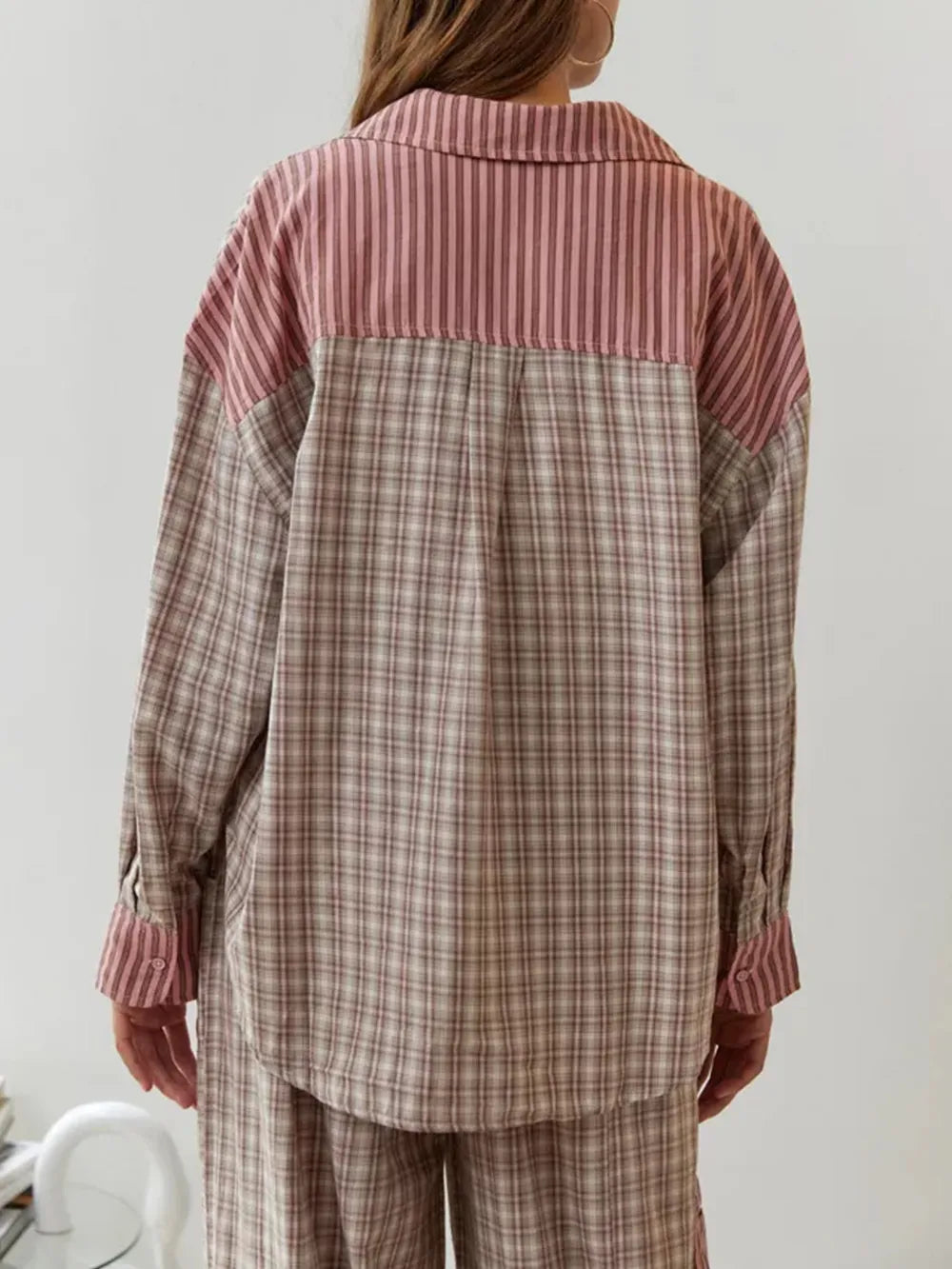 Pyjama femme en coton doux, avec pantalon et haut assortis. L'ensemble parfait pour le loungewear.