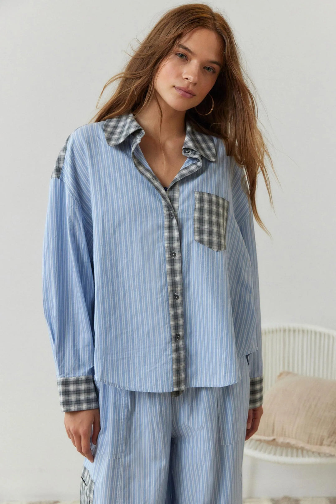 "Pyjama chaud marron, texture douce et respirante, coupe ample pour confort et liberté de mouvement nocturne."