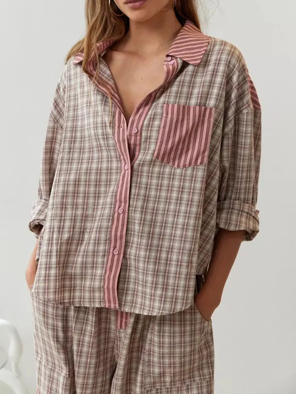 "Pyjama chaud marron, texture douce et respirante, coupe ample pour confort et liberté de mouvement nocturne."