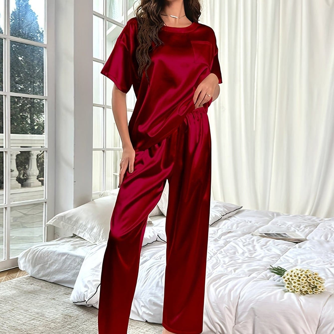 Pyjama en satin ultra-doux, coupe élégante avec haut à poche et pantalon large, couleur pastel chic, confort luxueux.
