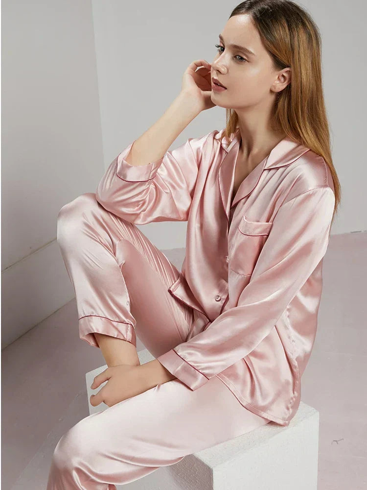 Pyjama femme en satin élégant, manches longues, pour des nuits confortables et luxueuses. Idéal pour le loungewear.