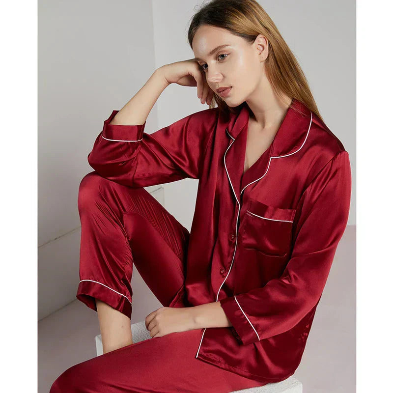 Modèle portant un pyjama femme en satin chic à manches longues, idéal pour le confort et le style à la maison.