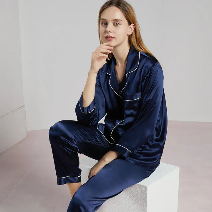Pyjama femme en satin à manches longues, un vêtement de nuit confortable et élégant, adapté à toutes les saisons.