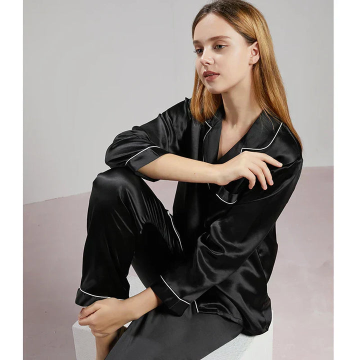 Cadeau parfait : Pyjama femme en satin doux, manches longues, pour des nuits élégantes et un confort optimal.