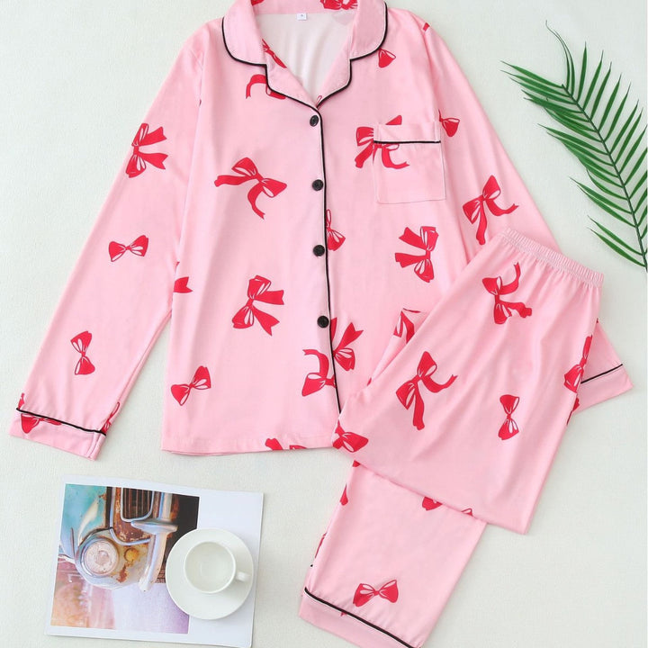 Élégant pyjama femme doux, manches longues, chemise boutonnée motif rubans pour un confort optimal et la détente.
