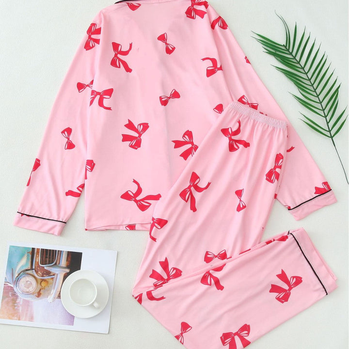 Chemise de pyjama femme boutonnée à manches longues, avec pantalon assorti et motif rubans, parfait pour le sommeil.