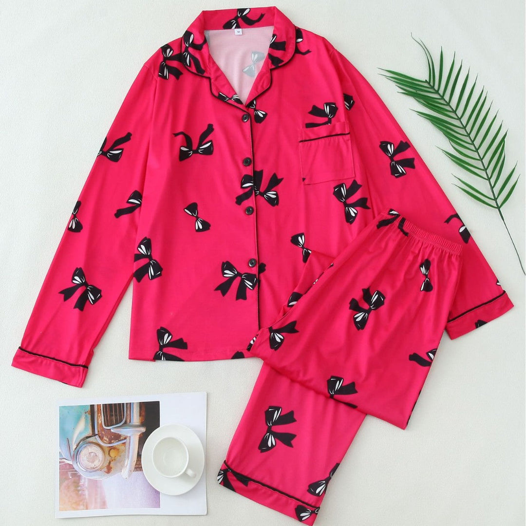 Ensemble pyjama femme loungewear, manches longues, chemise boutonnée et motif rubans, alliant élégance et confort.