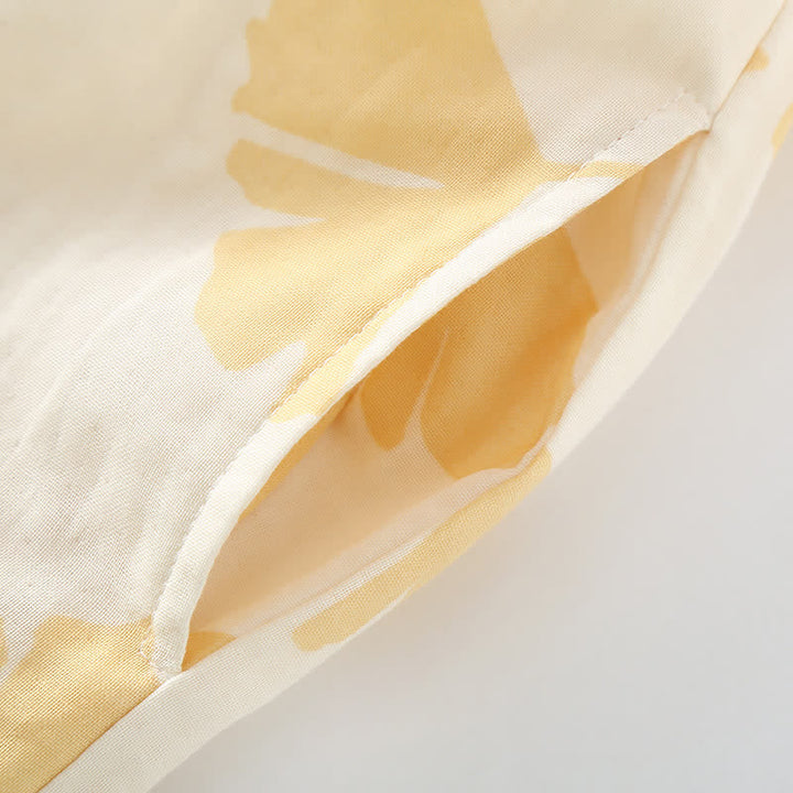 Motif ginkgo détaillé sur pyjama femme. Ensemble nuit élégant et confortable, idéal pour les saisons douces.