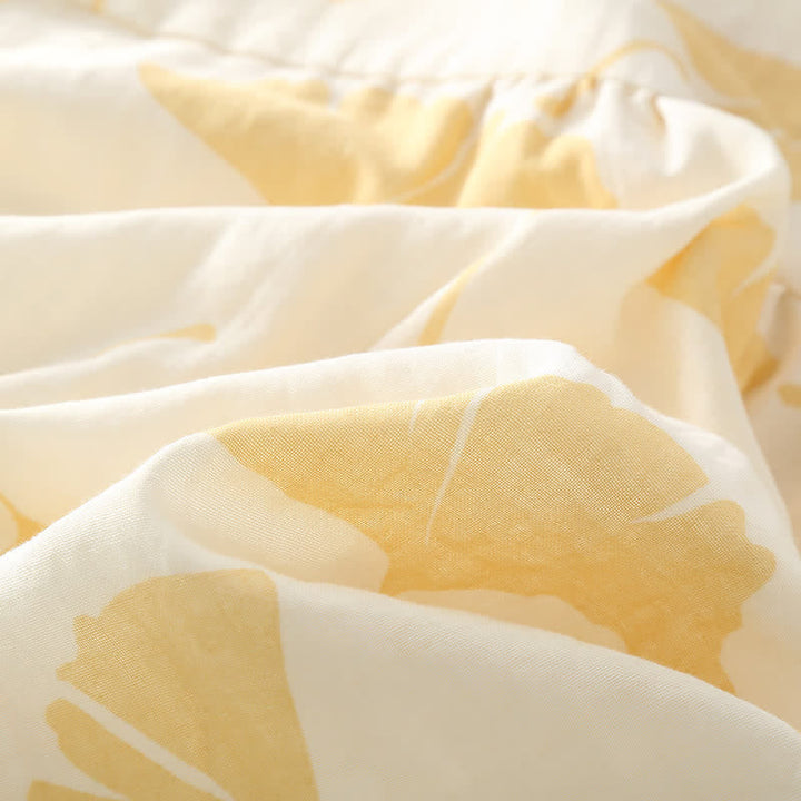 Femme portant un pyjama ginkgo élégant. Ensemble nuit 2 pièces confortable, parfait pour la détente printanière.