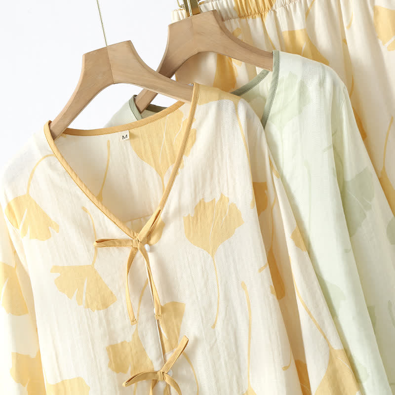 Pyjama femme doux imprimé ginkgo. Ensemble loungewear élégant et respirant, parfait pour se relaxer.