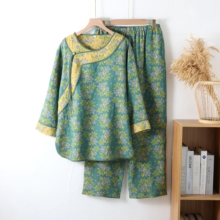 Pyjama femme léger floral en gaze de coton, respirant pour un confort nocturne optimal. Boutons traditionnels.