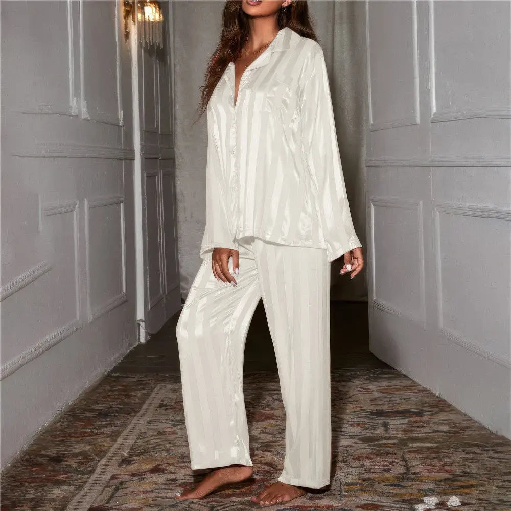 "Pyjama femme luxe Esmee, soie et dentelle, rayé chic, manches longues, pantalon large, confort et style."