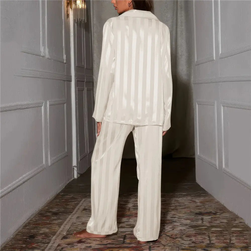 "Pyjama femme luxe Esmee, soie et dentelle, rayé chic, manches longues, pantalon large, confort et style."