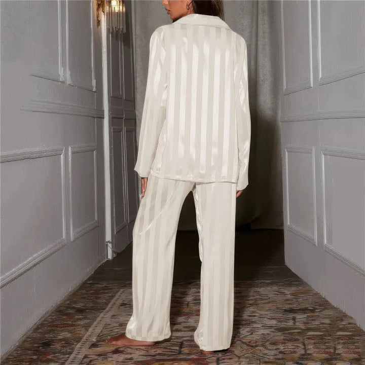 "Pyjama femme luxe Esmee, soie et dentelle, rayé chic, manches longues, pantalon large, confort et style."