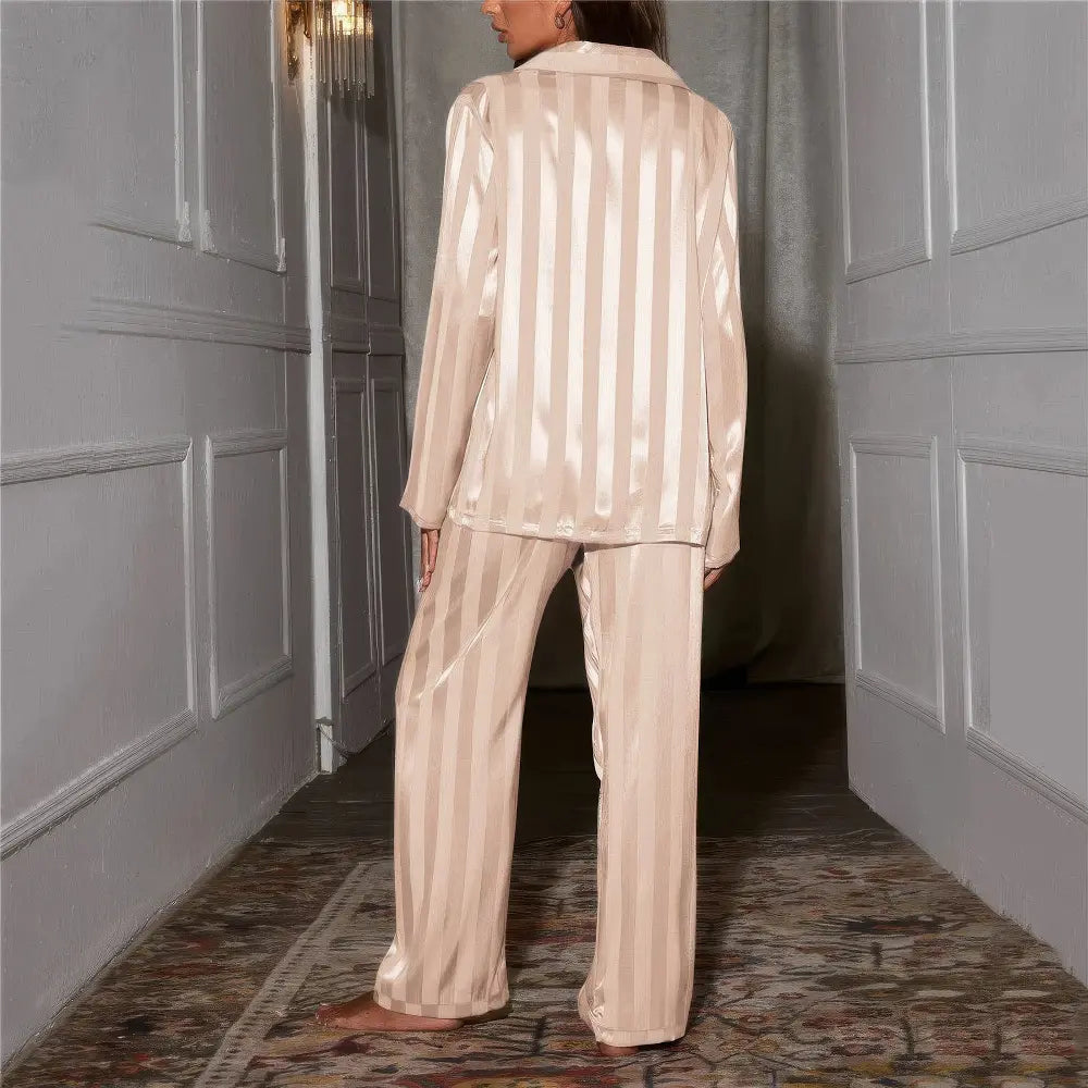"Pyjama femme luxe Esmee, soie et dentelle, rayé chic, manches longues, pantalon large, confort et style."