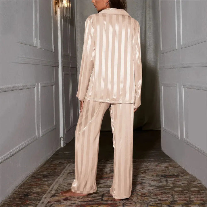 "Pyjama femme luxe Esmee, soie et dentelle, rayé chic, manches longues, pantalon large, confort et style."