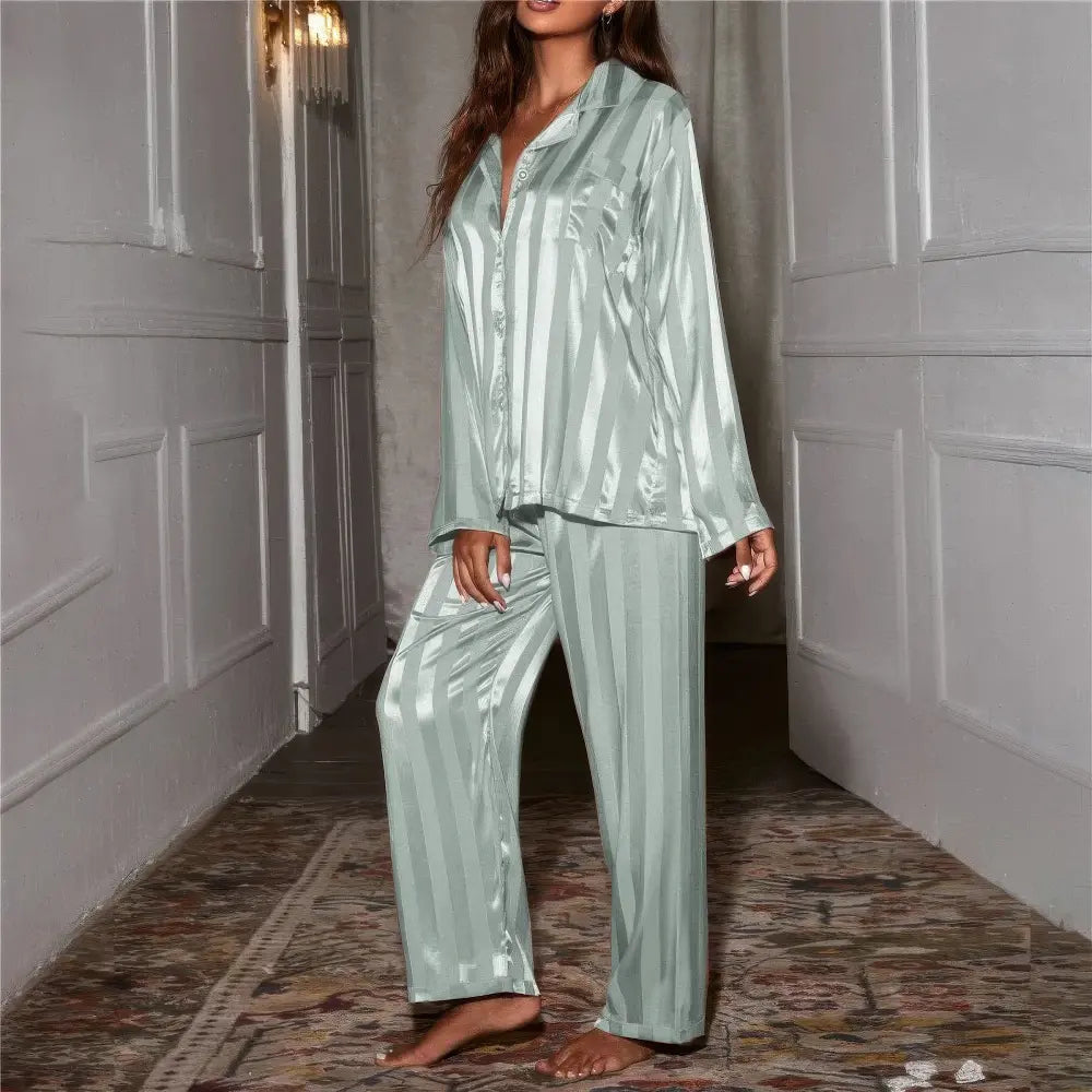 "Pyjama femme luxe Esmee, soie et dentelle, rayé chic, manches longues, pantalon large, confort et style."