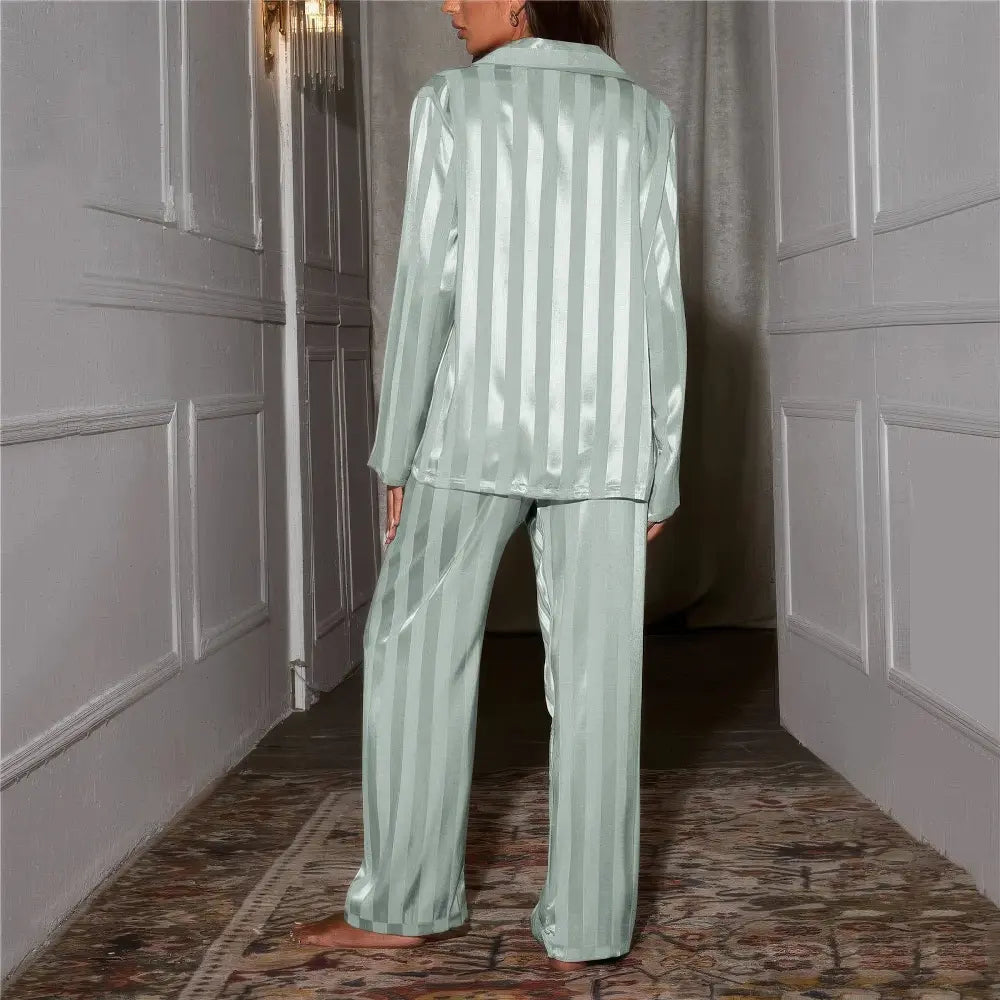 "Pyjama femme luxe Esmee, soie et dentelle, rayé chic, manches longues, pantalon large, confort et style."