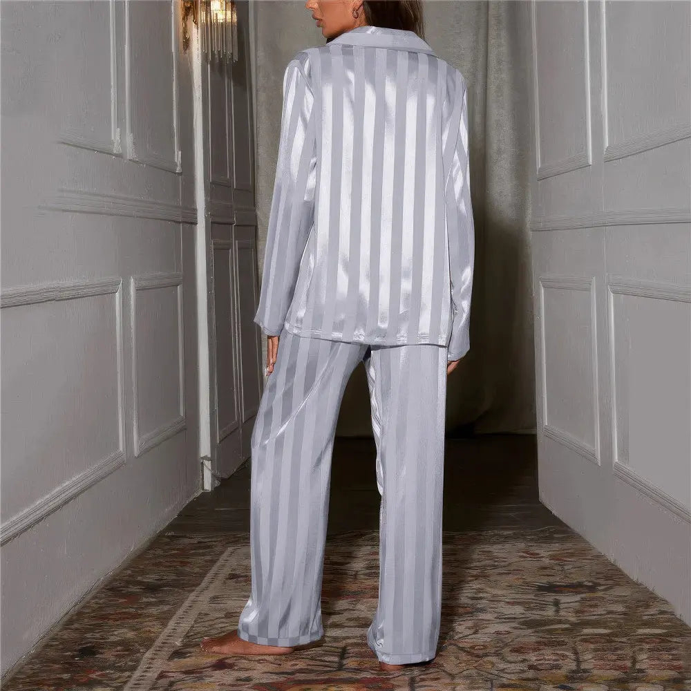 "Pyjama femme luxe Esmee, soie et dentelle, rayé chic, manches longues, pantalon large, confort et style."