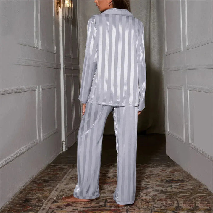 "Pyjama femme luxe Esmee, soie et dentelle, rayé chic, manches longues, pantalon large, confort et style."