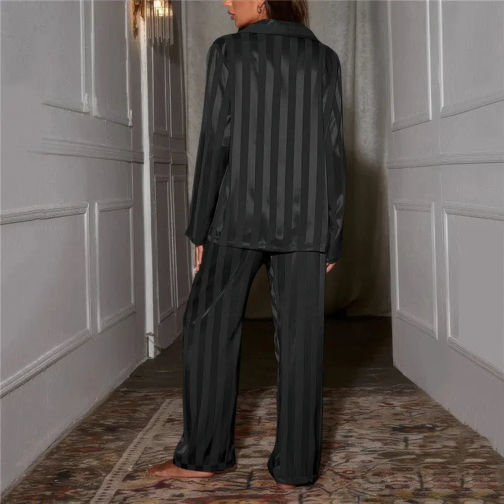 "Pyjama femme luxe Esmee, soie et dentelle, rayé chic, manches longues, pantalon large, confort et style."