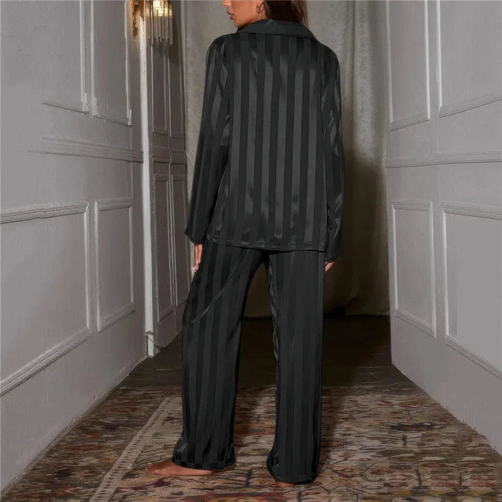 "Pyjama femme luxe Esmee, soie et dentelle, rayé chic, manches longues, pantalon large, confort et style."