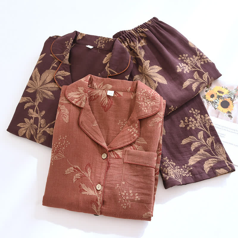 Ensemble pyjama femme doux et respirant, style vintage. Parfait pour le cocooning et la détente à la maison.