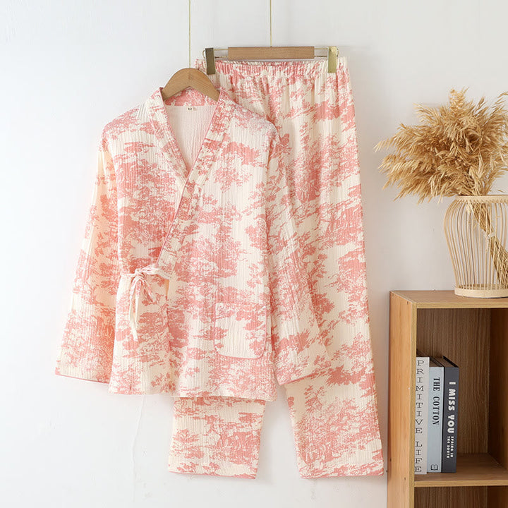 Élégant pyjama kimono femme en tissu léger et respirant, coupe ample pour confort toute saison.