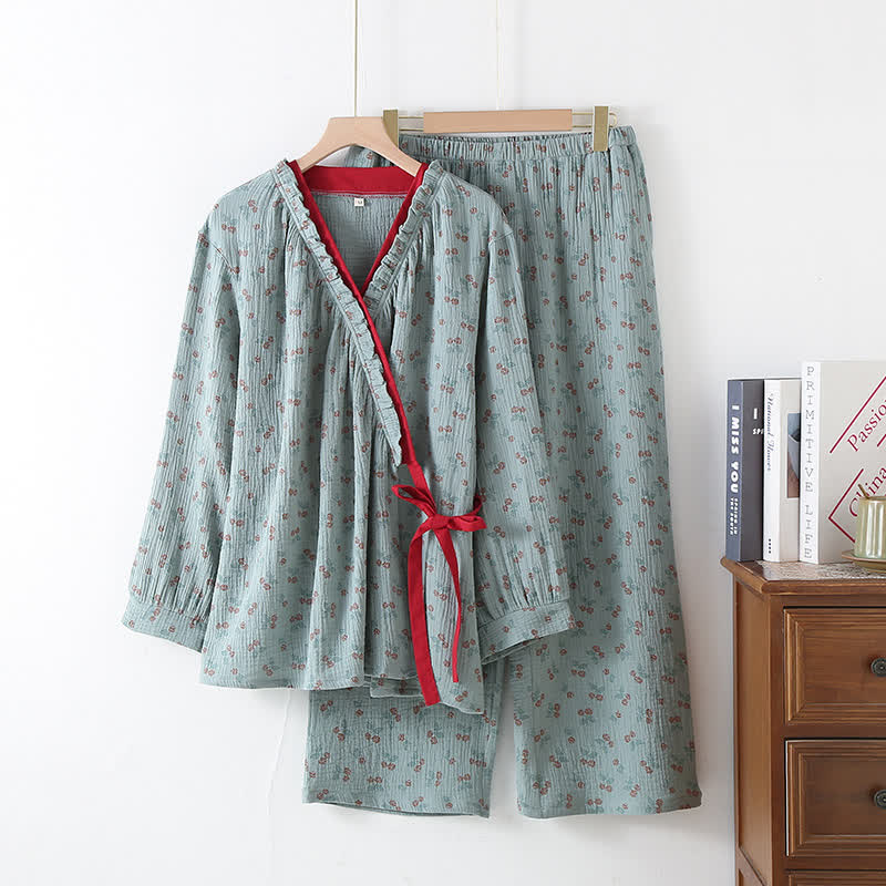 Ensemble pyjama femme style kimono à motifs floraux délicats, en gaze de coton doux et léger pour le salon.