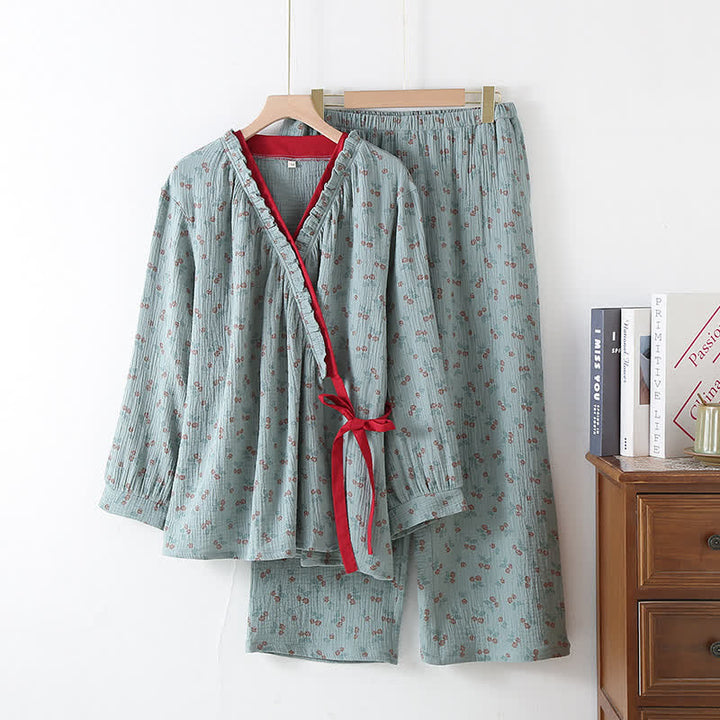 Ensemble pyjama femme style kimono à motifs floraux délicats, en gaze de coton doux et léger pour le salon.